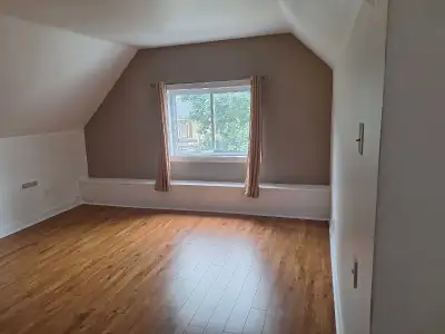 This charming apartment is the upper unit in a duplex. A short walk away from downtown. A spacious r...