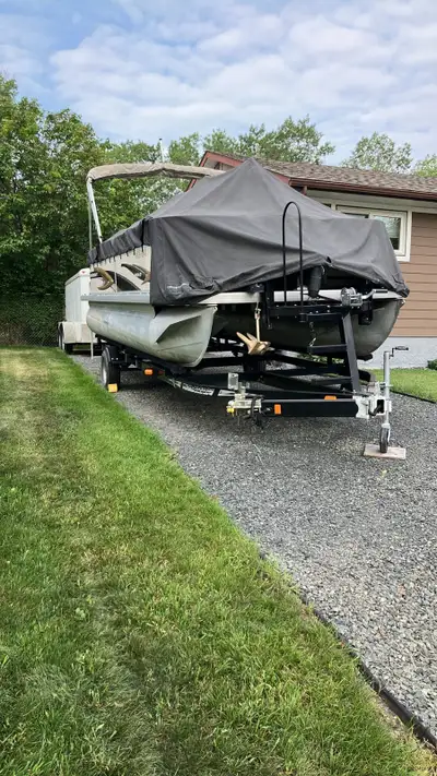 21’ Princecraft pontoon boat. 2010 Mercury 90HP EFI Fourstroke motor. 2014 Karavan trailer with Fult...