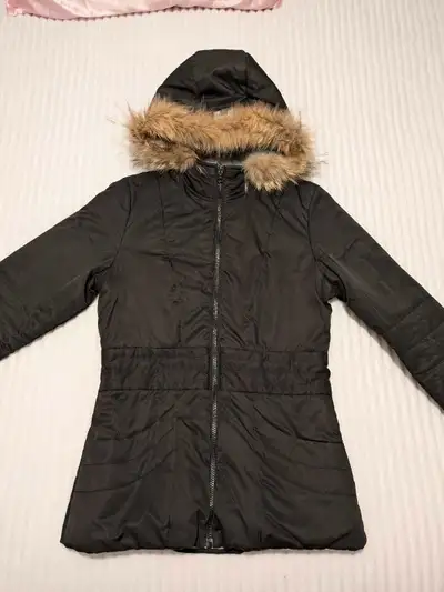 Size: S/M Color: Black/Grey Hoody: Fur collar Excellent condition.