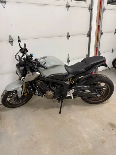 2021 CB650R great bike. Has Rizoma mirrors, bar ends and grips, Pazzo levers, Evotech rad guard and...