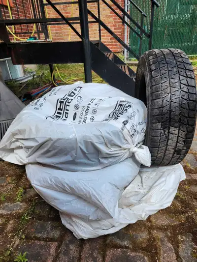 J'offre trois pneus d'été Blizzak de taille 225/65R17, qui sont en état usagé mais encore utilisable...
