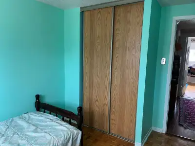 Clean, bright and quiet room in Orleans, close to all buses and train station, grocery stores and Or...