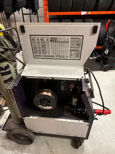 Selling a used Hobart Ironman 210 MIG welder, a robust and reliable machine for various welding proj...