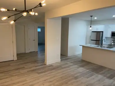 Spacious 2 bedroom apartment on the 1st floor, conveniently located in downtown Sydney. Within walki...