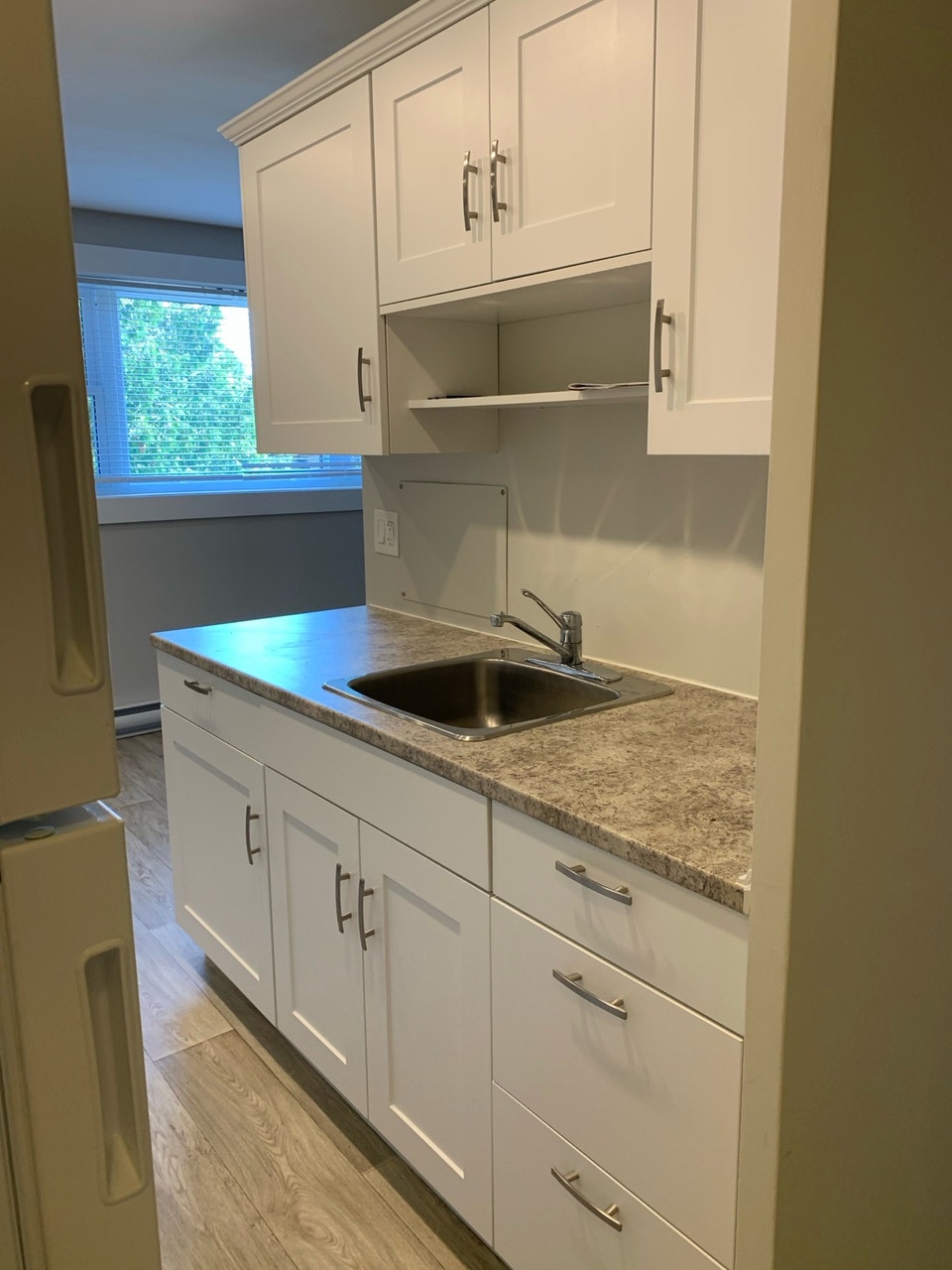 Spacious 1bdrm (Adelaide & Thompson) 3