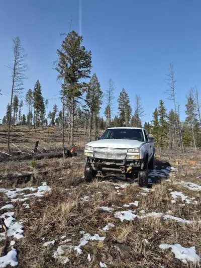 White 2006 4x4 with lift