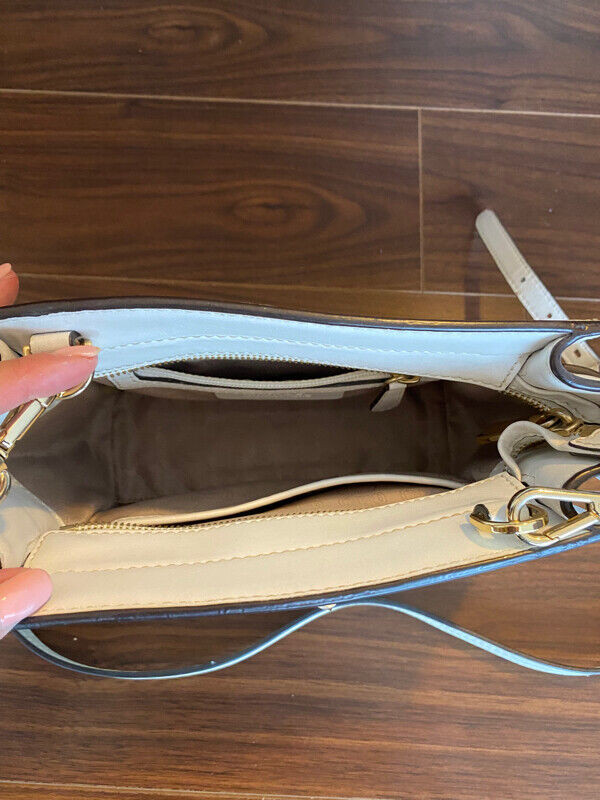 Michael Kors Crossbody Bag in Women's - Bags & Wallets in City of Toronto - Image 3