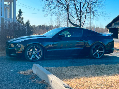 Mustang  GT 2014 5 litre ( track pack ) 52000 kilomètres