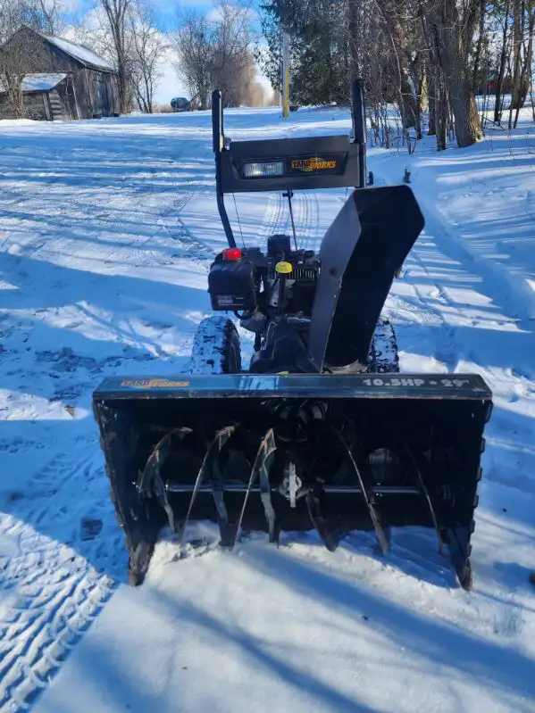 Yardworks 29” 10.5 hp snowblower  in Snowblowers in Markham / York Region - Image 3