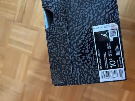 Jordan 3 Retro 10.5 in Men's Shoes in City of Toronto - Image 4