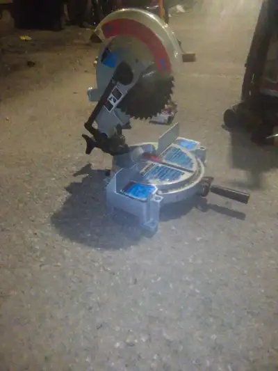 Compound miter saw. Great working condition. $30. Call or text 705-761-1152. Thanks