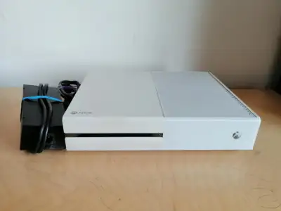 Xbox One blanche modèle 1540 – 500Go ✅ Console fonctionnelle Inclut les câbles d'alimentation À veni...