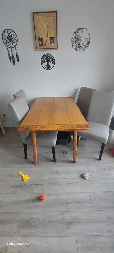Set de cuisine avec table en bois massif et 4 chaises de cuir un peu griffées. Vide maison voir autr...