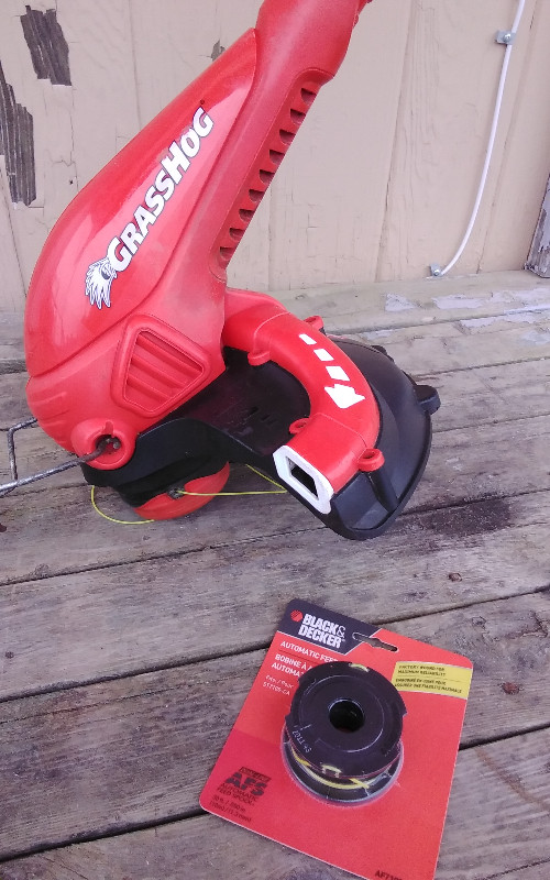 Black and decker electric grass trimmer in Lawnmowers & Leaf Blowers in Saint John - Image 2