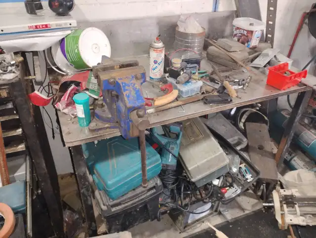 Work bench with vice in Tool Storage & Benches in Hamilton - Image 2
