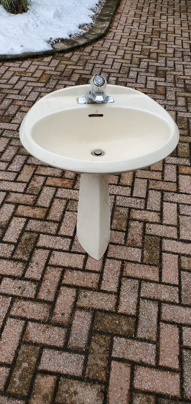 Pedestal Sink "Ellisse" in very good condition in Plumbing, Sinks, Toilets & Showers in Barrie
