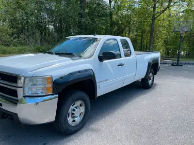 2009 Chevrolet Silverado 2500 HD Extended cab 8’ box. 6.0L gas engine 321,600km. Electronic 4x4. Gre...