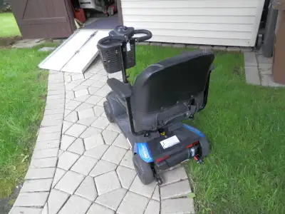 quadriporteur bleu demontable pour mettre dans un coffre d auto utiliser pour rendez voud de medecin...