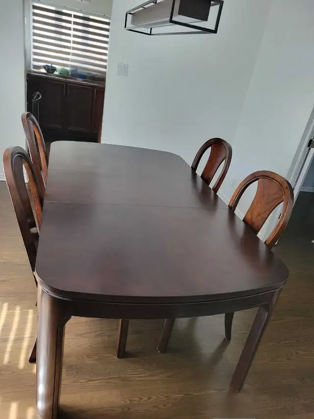 Table en bois solide brune wood table in Dining Tables & Sets in Laval / North Shore - Image 2