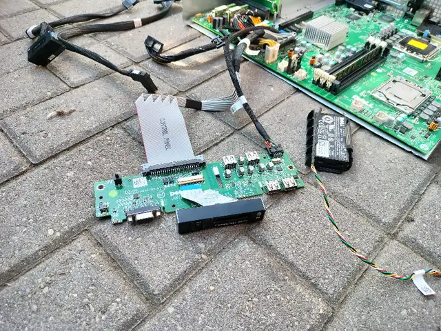 Dell PowerEdge R510 | RACK RAILS | FANS | MOTHERBOARD | PSU in Servers in City of Toronto - Image 6