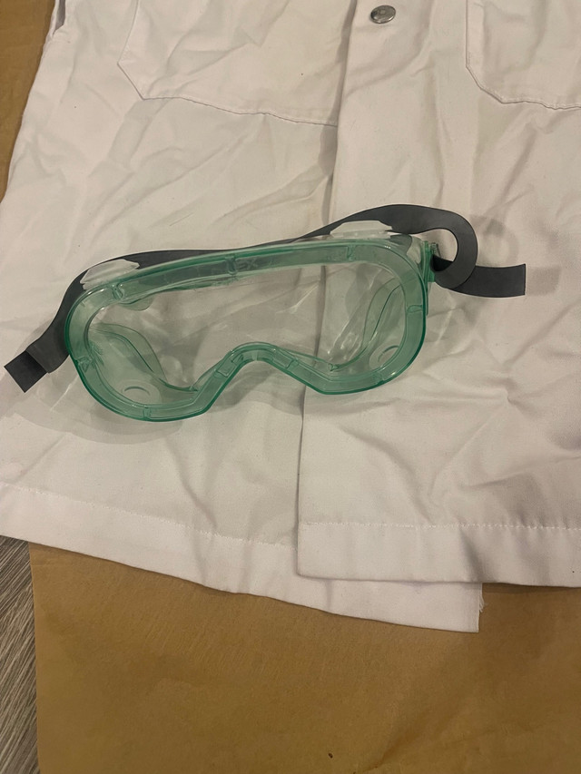 OTU University Lab Coat & 2 Goggles  in Women's - Other in Oshawa / Durham Region - Image 2