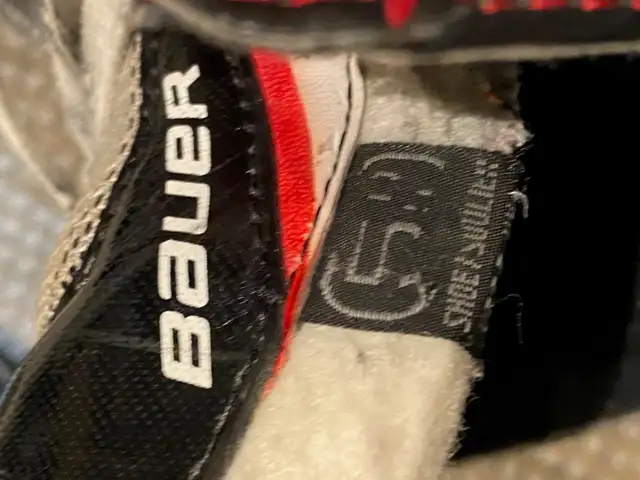 Bauer Vapor Hockey Skates Size Youth 5D in Hockey in Calgary - Image 3