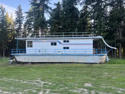 35x12’ house boat Steel pontoons No leaks in roof Needs lots of work No trailer Not sure if it runs...