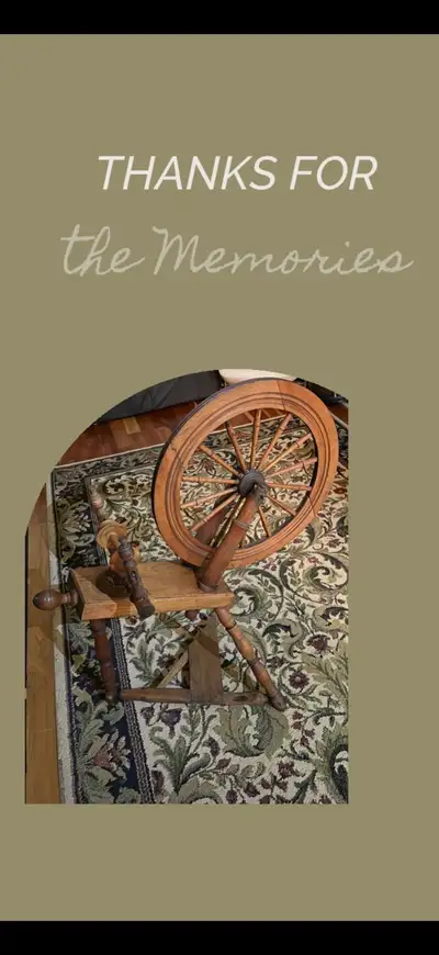 Antique spinning wheel, beautiful piece. The pictures are part of the description.