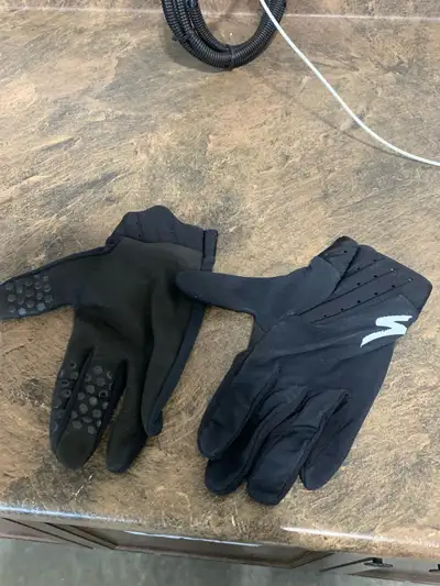 Specialized road king finger biking gloves, I have changed brands these no longer match my kit. Very...