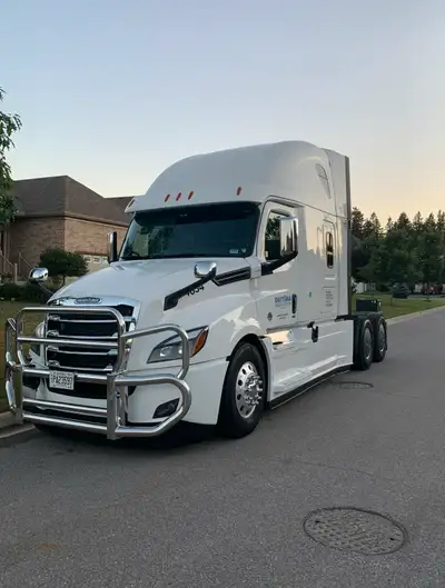 2019 Freightliner Cascadia. 505HP engine. Double bunk, lots of storage space. Excellent truck with n...