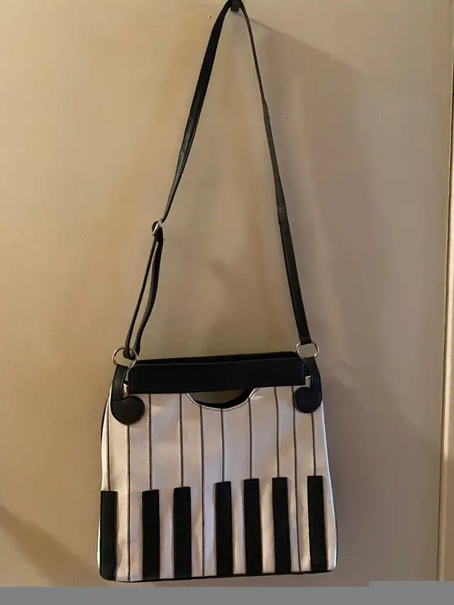 BLACK+WHITE LEATHERETTE KEYBOARD MUSIC NOTES PIANO CROSSBODY Bag in Women's - Bags & Wallets in City of Toronto - Image 3