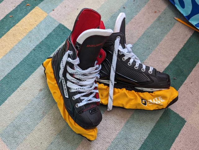 Bauer youth size 3R hockey skates like new with guards in Hockey in Peterborough