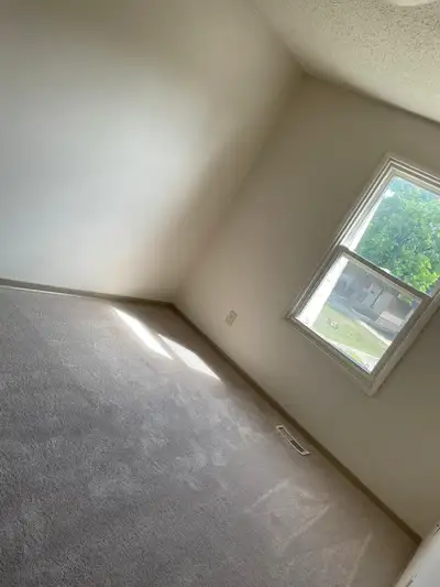 GIRLS ONLY!! Looking for a girl to rent a room in townhouse from June 1st. Very nice and safe neighb...