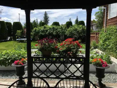 This clean and bright 2-bedroom, 1-den, 1.5-bathroom of the upstairs of the house in the Foothills /...