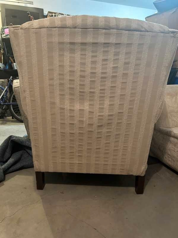 BEAUTIFUL CREAM ARMCHAIR (GOOD CONDITION) in Chairs & Recliners in Gatineau - Image 2