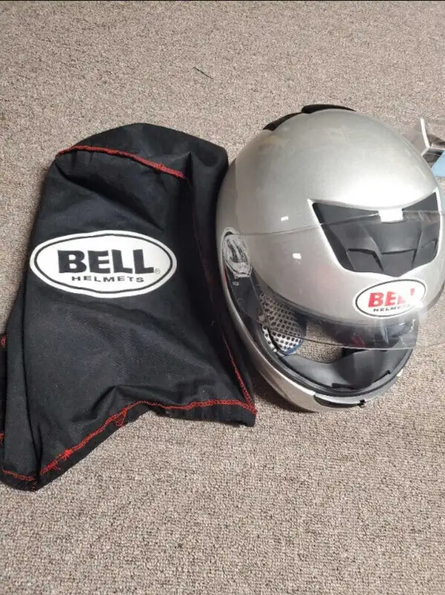 Bell motorcycle helmut in Motorcycle Parts & Accessories in Hamilton - Image 3