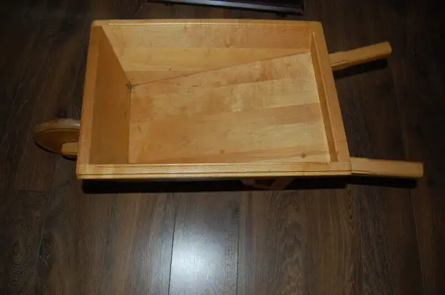 Brouette decorative pour plantes / Wheelbarrow planter in Outdoor Décor in Longueuil / South Shore - Image 3