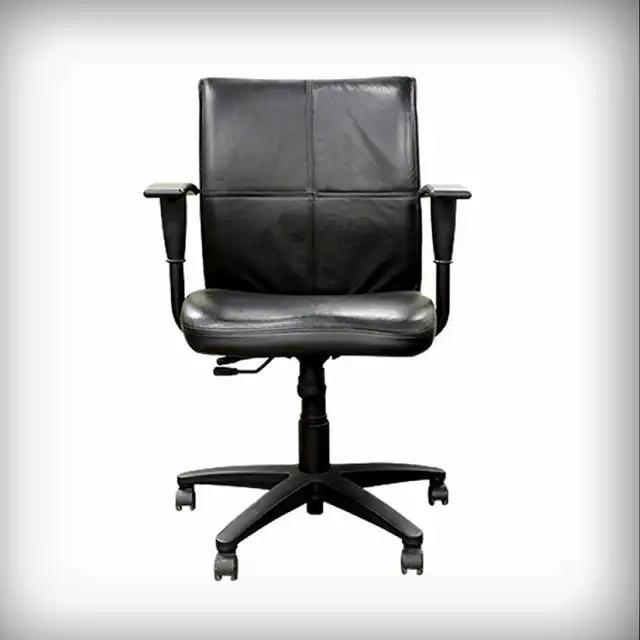 Leather chair in Chairs & Recliners in Markham / York Region - Image 3