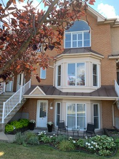 Brossard .Très beau condo 4 1/2 situé au 2e étage . Il y a deux chambres fermées avec walk-in ,salle...