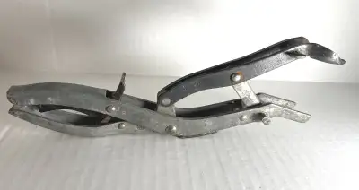 The vintage KAY-DEE No. 900 adjustable jaw valve spring compressor tool was made at K-DMF'G Co, Lanc...