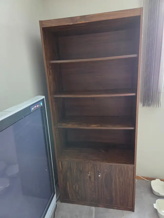 Vintage 70s Walnut Stereo Cabinet/Media Console, 70.5x15.5x30.5" in Bookcases & Shelving Units in City of Toronto - Image 2