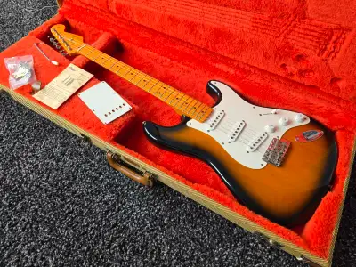 Fender Stratocaster American Vintage Reissue 57 1998...$2400. Légère...7 livres et 4 onces.