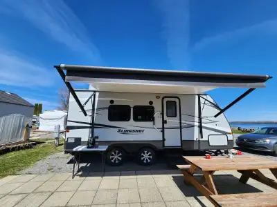 C’est une roulotte Slingshot 2012 de 23 pieds, en très bon état et bien entretenue. Tout fonctionne...