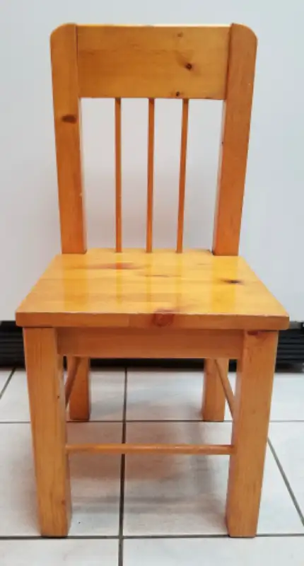 Wooden Kids Chair in Chairs & Recliners in Kelowna - Image 2