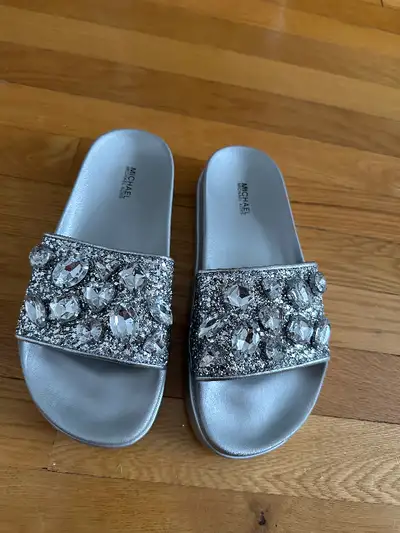 Michael Kors studded silver slides / Sandales MK argent diamant, View more