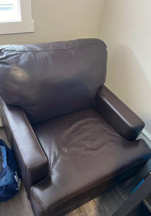 Leather chair in Chairs & Recliners in Regina - Image 2