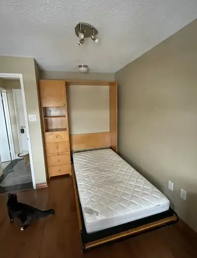Private Bedroom available as from June 1st on Laurier Avenue, in Sandy Hill. Rent is $1100(negotiabl...