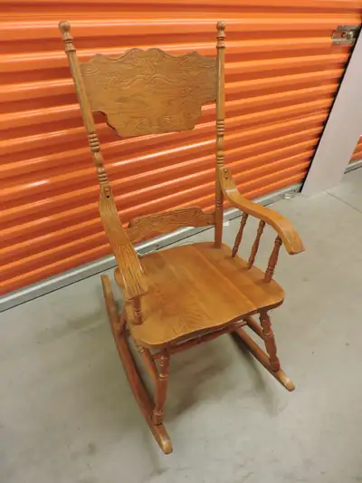 Chaise berçante antique 1920 en bois massif sculpté, View more