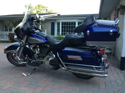 Beautiful, well-maintained touring motorcycle with a blue and silver two-tone paint scheme, 96 ci,15...