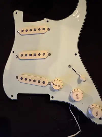 Custom Shop Fat ’50s Single-Coil Strat models, mounted on a 3-ply parchment coloured pickguard. From...